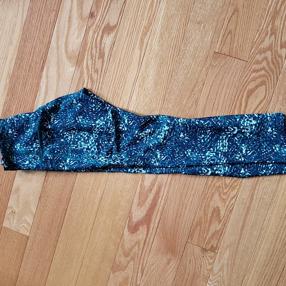 Old Navy 7/8 inch Active Leggings - Picture 2 of 3